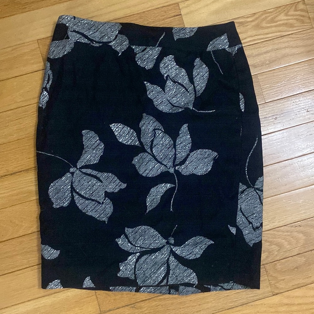 Ann Taylor Black and White Pencil Skirt. Size 0P